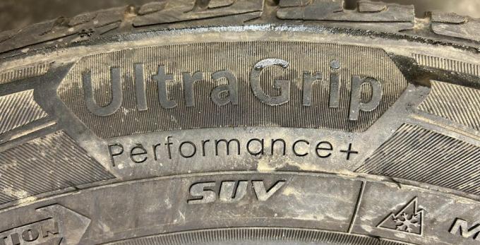 Goodyear UltraGrip Performance+ SUV 215/60 R17 96H