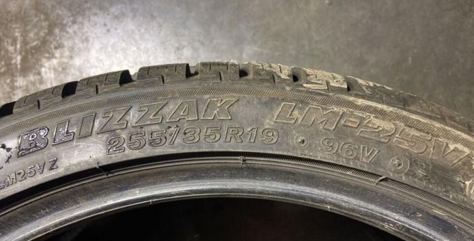 Bridgestone Blizzak LM-25 255/35 R19 96V