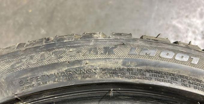 Bridgestone Blizzak LM-001 245/40 R18 93V