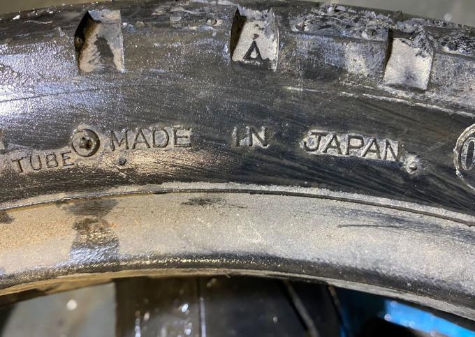 100/90V18 Dunlop Gold seal F11