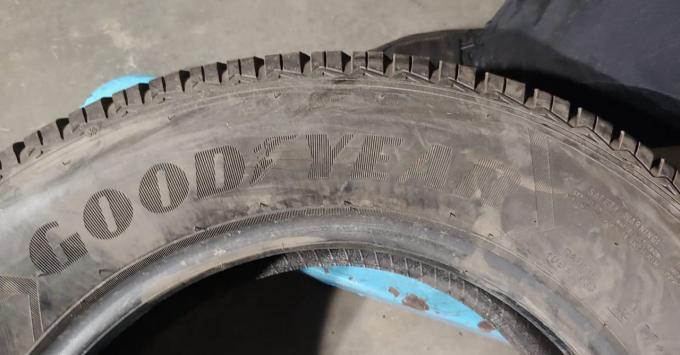 Goodyear UltraGrip 8 Performance 235/60 R16 100H