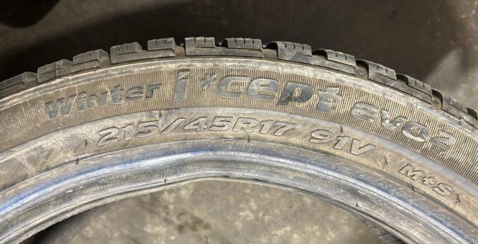 Hankook Winter I'Cept Evo2 W320 215/45 R17 91V