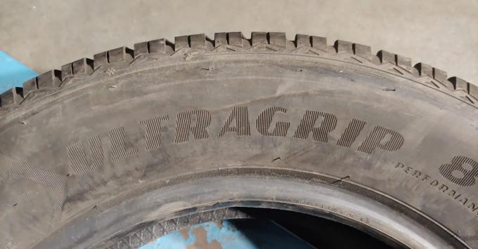 Goodyear UltraGrip 8 Performance 235/60 R16 100H