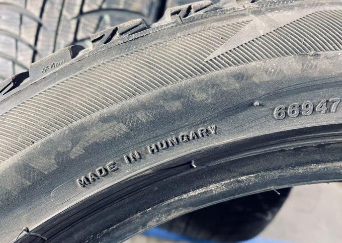 Bridgestone Blizzak LM-001 235/45 R18 98V