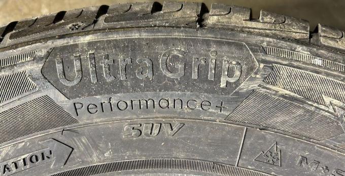 Goodyear UltraGrip Performance+ SUV 215/65 R17 99V