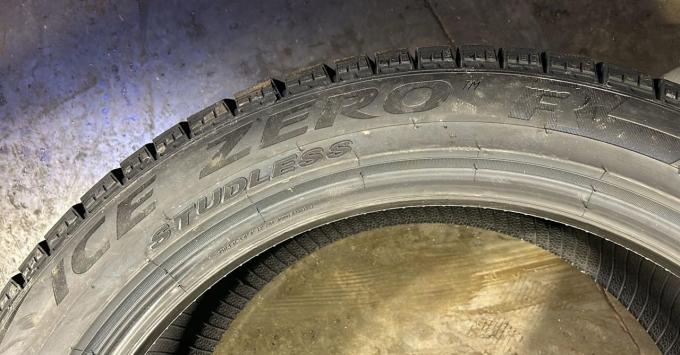 Pirelli Ice Zero FR 255/45 R20 105H