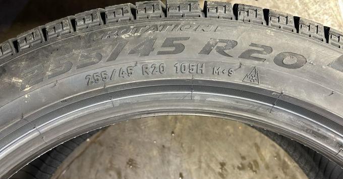 Pirelli Ice Zero FR 255/45 R20 105H