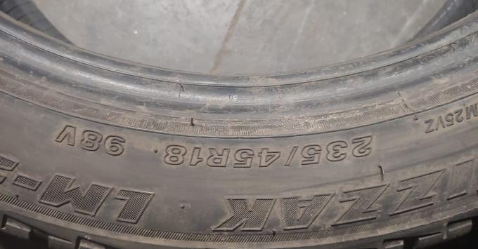 Bridgestone Blizzak LM-25 235/45 R18 98V