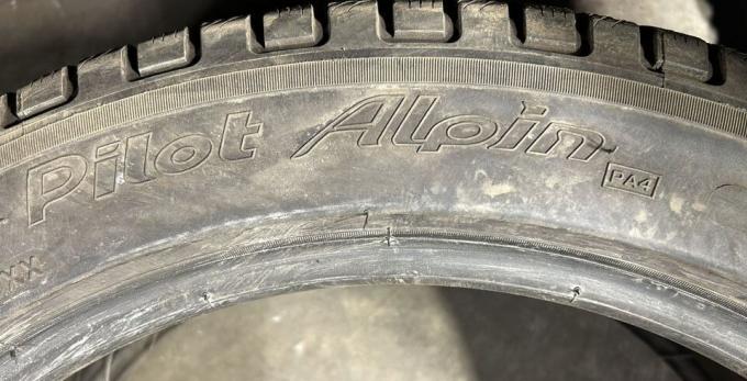 Michelin Pilot Alpin PA4 235/45 R18 98V