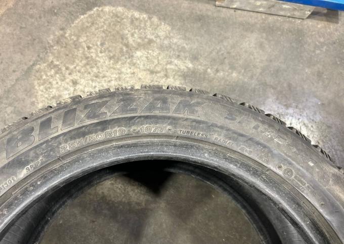 Bridgestone Blizzak Spike-01 255/50 R19 107T