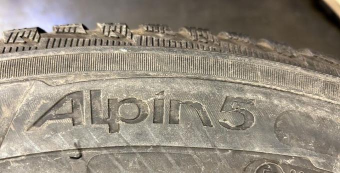 Michelin Alpin 5 215/55 R17 98V