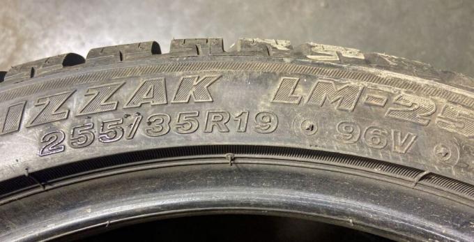 Bridgestone Blizzak LM-25 255/35 R19 96V