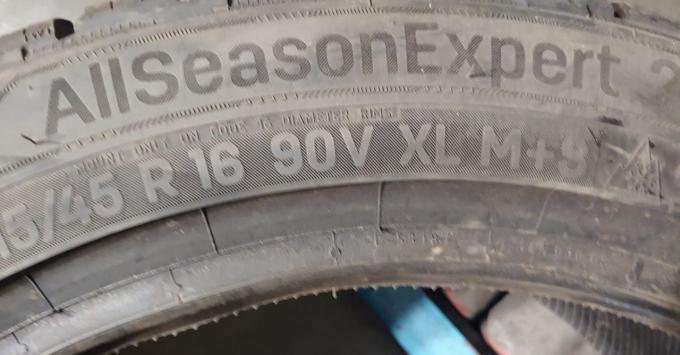 Uniroyal AllSeasonExpert 2 215/45 R16 90V