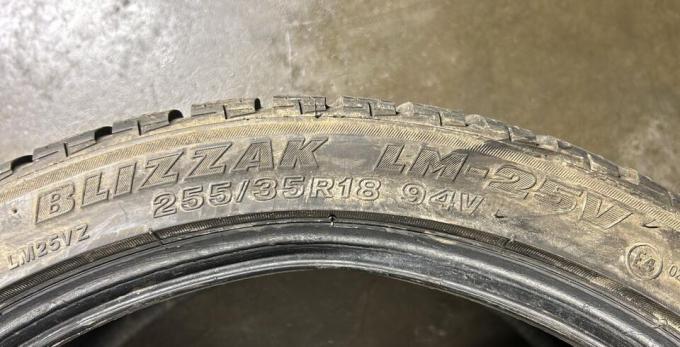 Bridgestone Blizzak LM-25 255/35 R18 94V