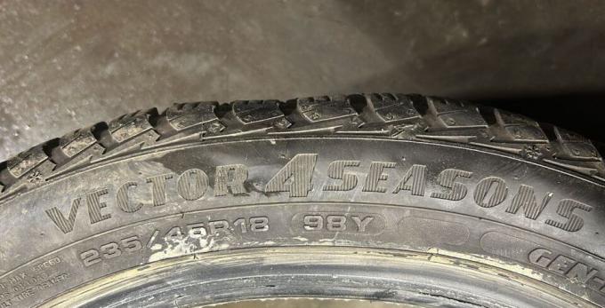 Goodyear Vector 4Seasons Gen-2 235/45 R18 98Y