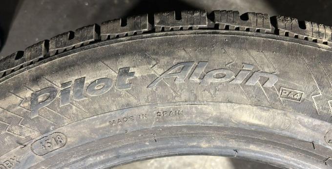 Michelin Pilot Alpin PA4 235/55 R18 104V