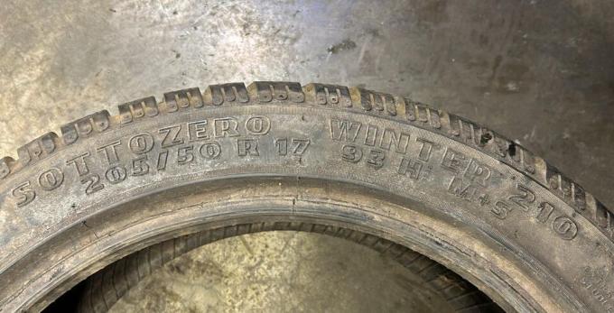 Pirelli Winter Sottozero 210 205/50 R17 93H