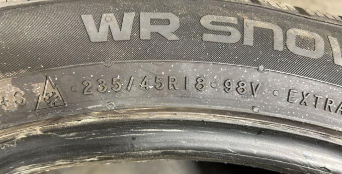 Nokian Tyres WR Snowproof P 235/45 R18 98V