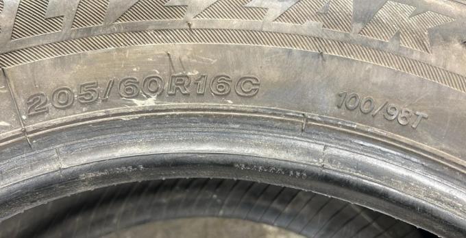 Bridgestone Blizzak LM-32C 205/60 R16C 100T