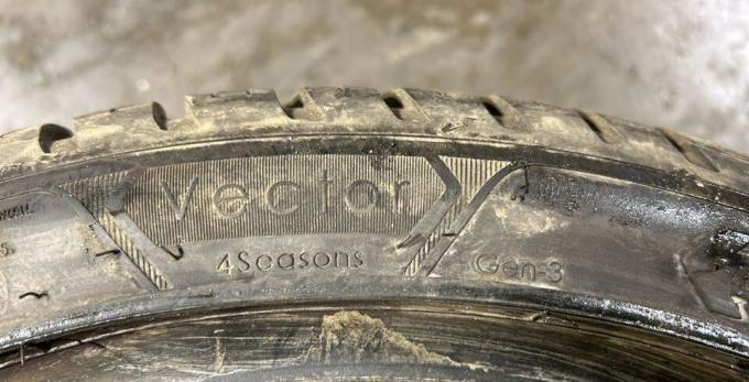 Goodyear Vector 4Seasons Gen-3 225/40 R18 92Y