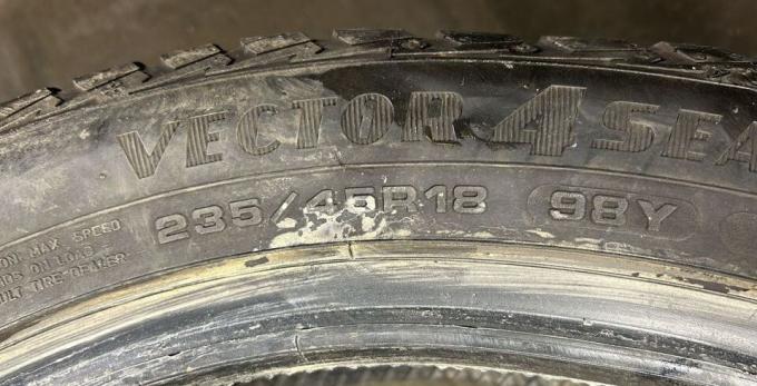 Goodyear Vector 4Seasons Gen-2 235/45 R18 98Y