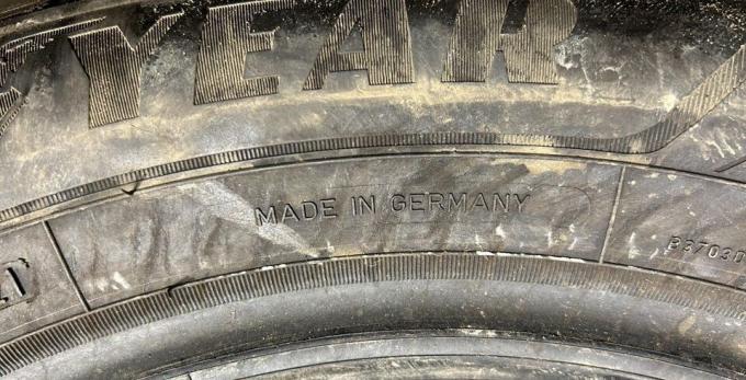 Goodyear UltraGrip Performance+ SUV 215/60 R17 96H