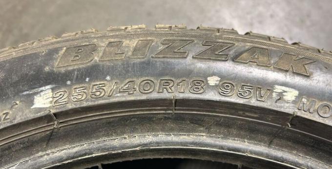 Bridgestone Blizzak LM-25 255/40 R18 95V