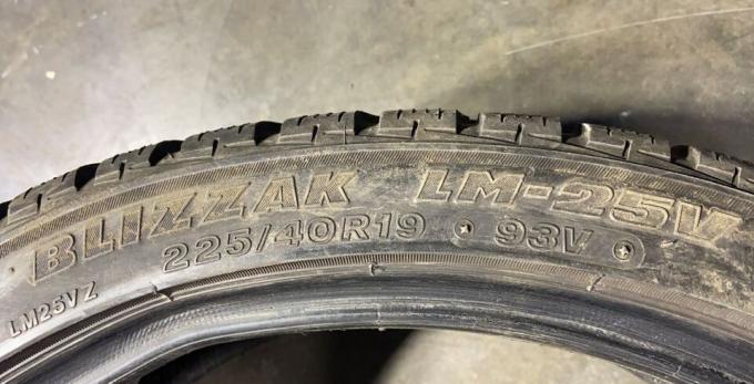 Bridgestone Blizzak LM-25 225/40 R19 93V