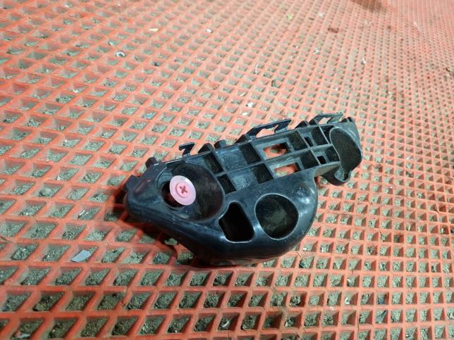 Кронштейн переднего бампера левый Toyota Camry V70 5253633060