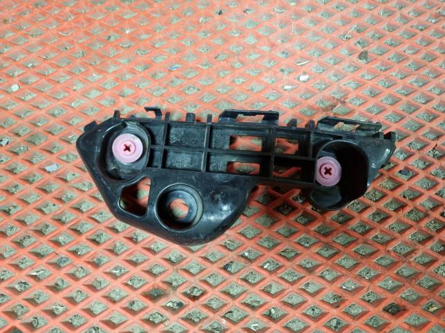 Кронштейн переднего бампера левый Toyota Camry V70 5253633060