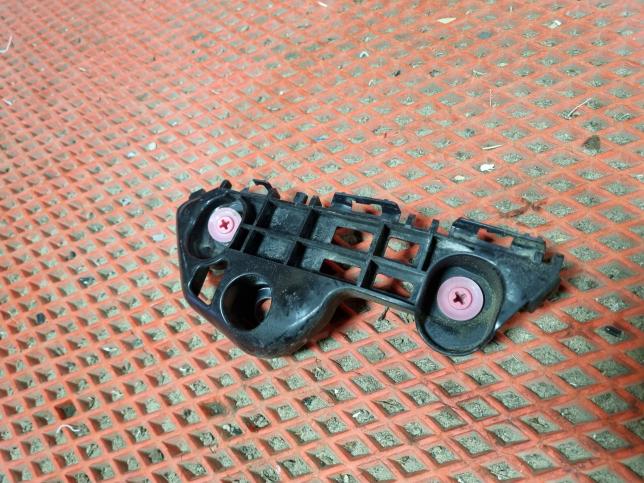 Кронштейн переднего бампера левый Toyota Camry V70 5253633060