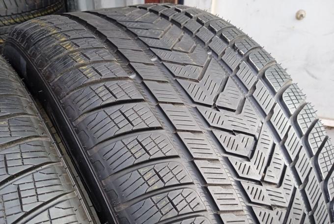 Pirelli Scorpion Winter 325/40 R22