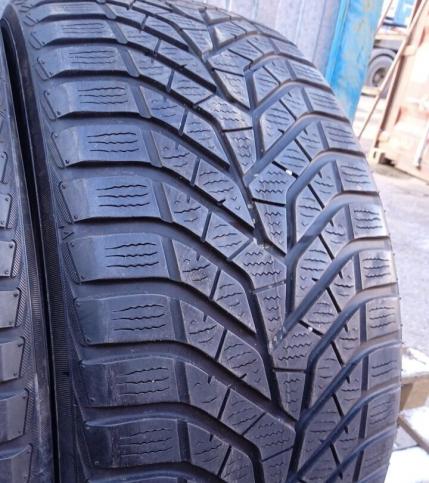 Yokohama BluEarth Winter V905 235/45 R17