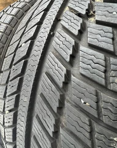 Syron Everest 1 Plus 215/55 R16