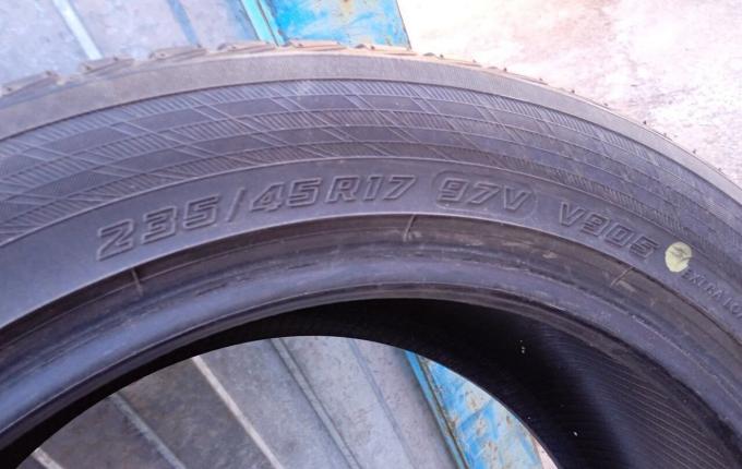 Yokohama BluEarth Winter V905 235/45 R17