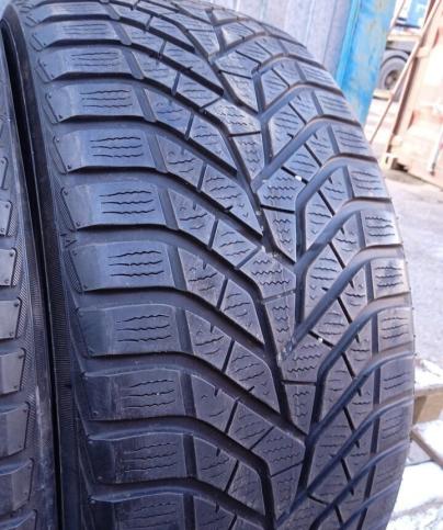Yokohama BluEarth Winter V905 235/45 R17