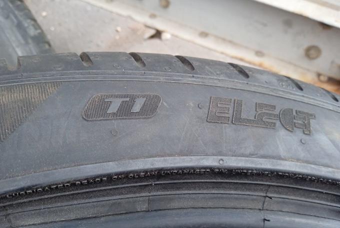 Pirelli P Zero PZ4 275/35 R21