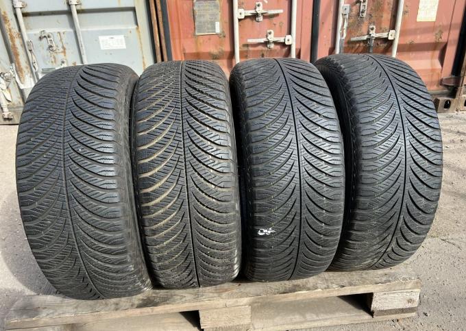 Goodyear Vector 4Seasons Gen-2 215/55 R17