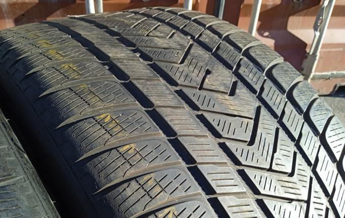 Pirelli Scorpion Winter 325/35 R22