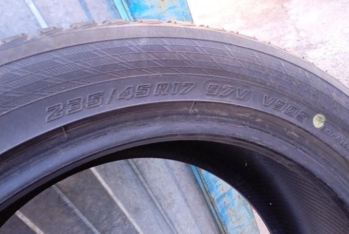 Yokohama BluEarth Winter V905 235/45 R17