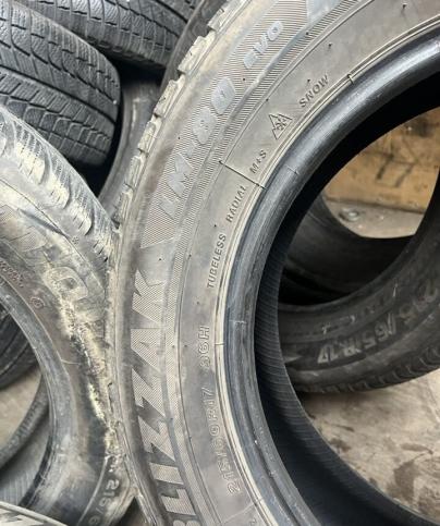Bridgestone Blizzak LM-80 215/60 R17