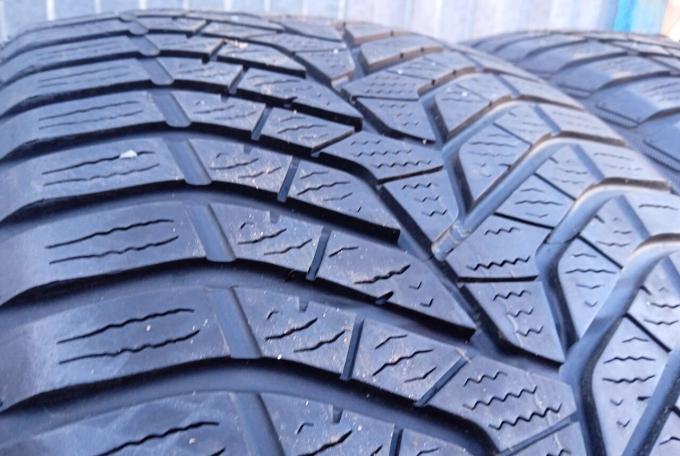 Yokohama BluEarth Winter V905 235/45 R17