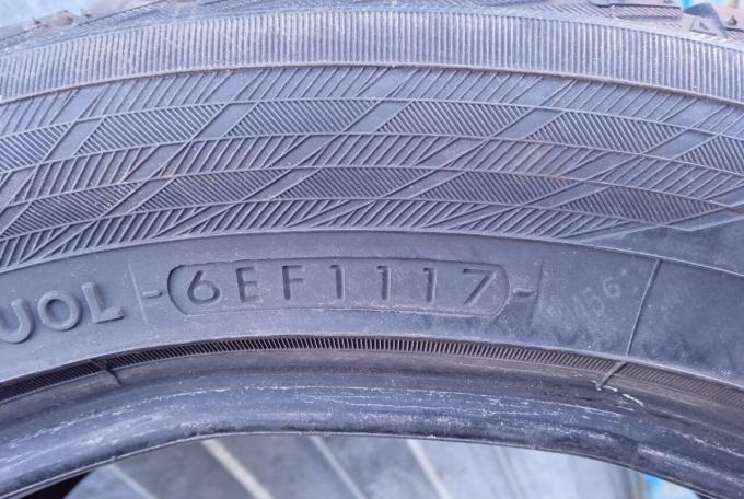 Yokohama BluEarth Winter V905 235/45 R17