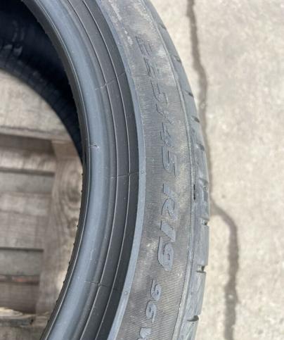 Pirelli P Zero PZ4 225/45 R19