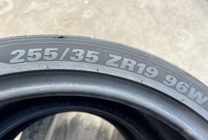 Kumho Majesty 9 Solus TA91 225/40 R19