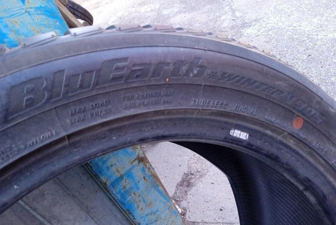 Yokohama BluEarth Winter V905 235/45 R17