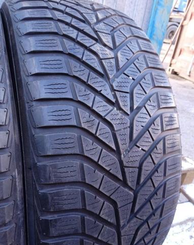 Yokohama BluEarth Winter V905 235/45 R17