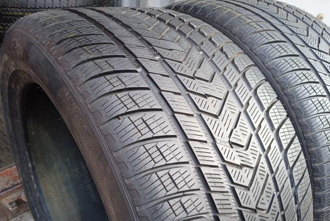 Pirelli Scorpion Winter 325/40 R22