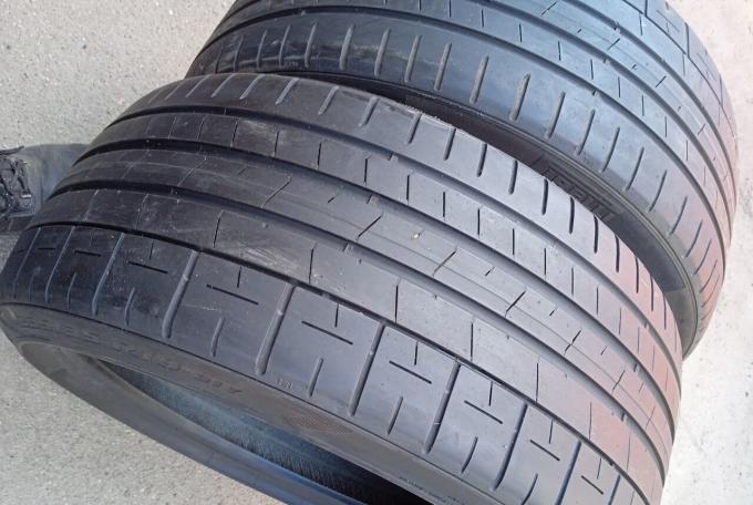 Pirelli P Zero PZ4 235/35 R19