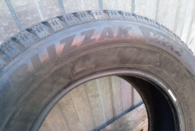 Bridgestone Blizzak VRX2 215/65 R16